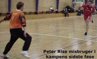 Peter Rise misbruger i 
kampens sidste fase