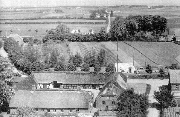 Ladehjgrd o. 1947. Midt i billedet hovedvej 16 med vejtrer og i baggrunden Nrbkvej med Skindbjerg