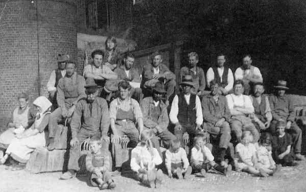 Arbejdere foran Frup Teglvrk ca.1926-27