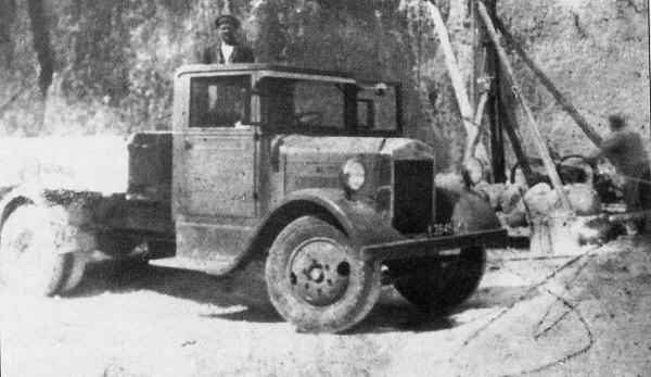 Vognmand Ivar Rousing med sin Triangel Lastbil i 1935