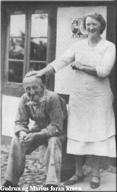 Gudrun og Marius foran kroen