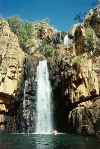 Badning ved vandfald i Kakadu Nationalpark