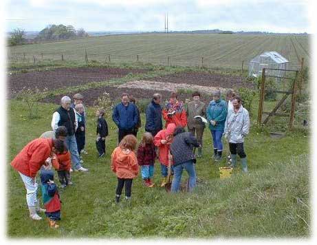 Beboerne samlet til trplantning maj 99